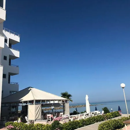 Sinella Holiday מלון 3*